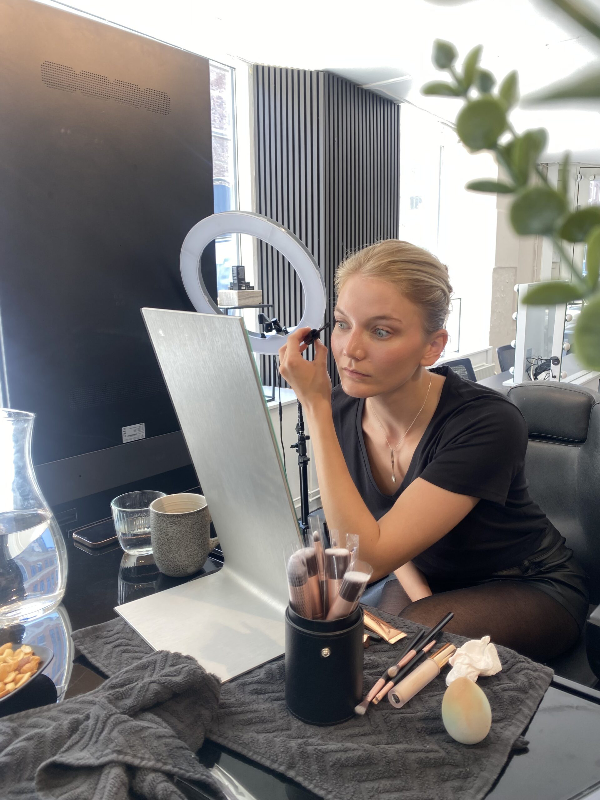 Kursist lægger selv makeup under vejledning på makeupkursus hos IZANEL på Frederiksberg