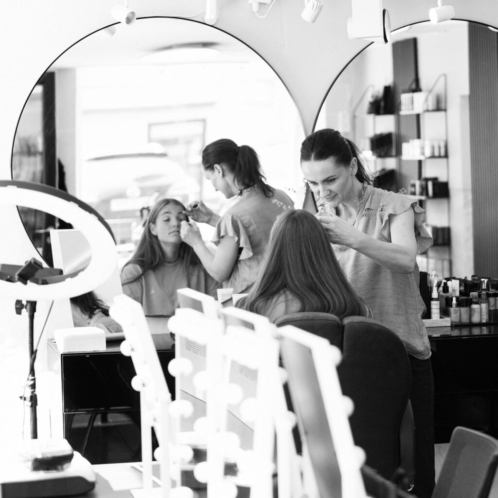 Makeupartist styler en kunde i IZANELs salon på Frederiksberg