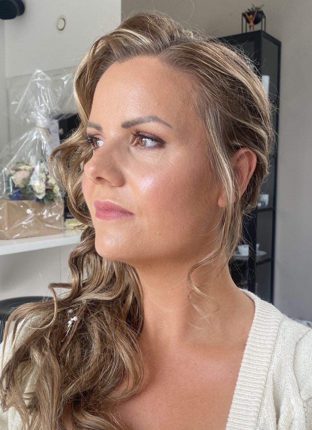 Brudemakeup med glød og løse krøller – IZANEL Copenhagen