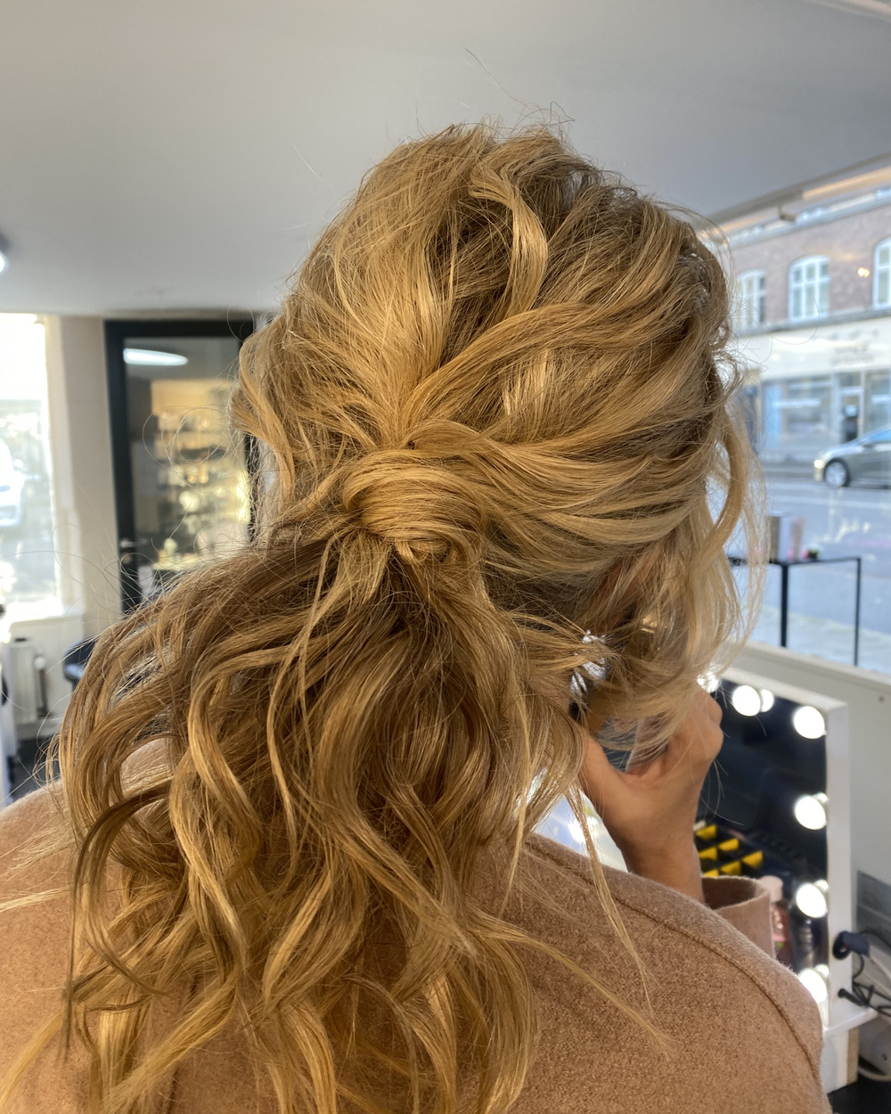 Løs, teksturet hestehale med bølger – hårstyling i salonen på Frederiksberg
