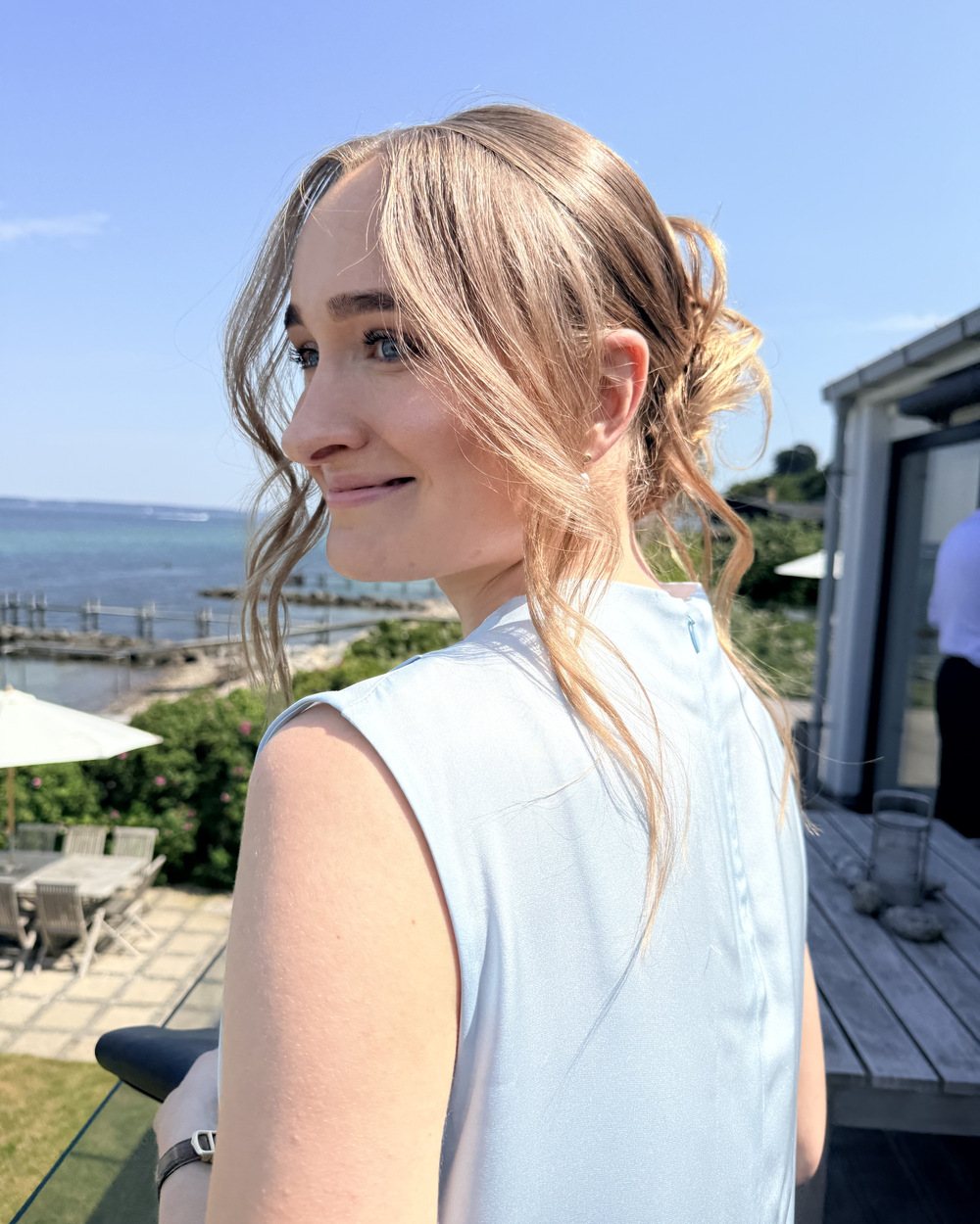 Løst opsat hår med bløde bølger til sommerfest – hårstyling i København