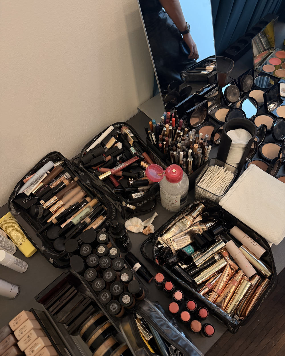 Professionelle makeupprodukter, der stilles til rådighed på makeupkurset