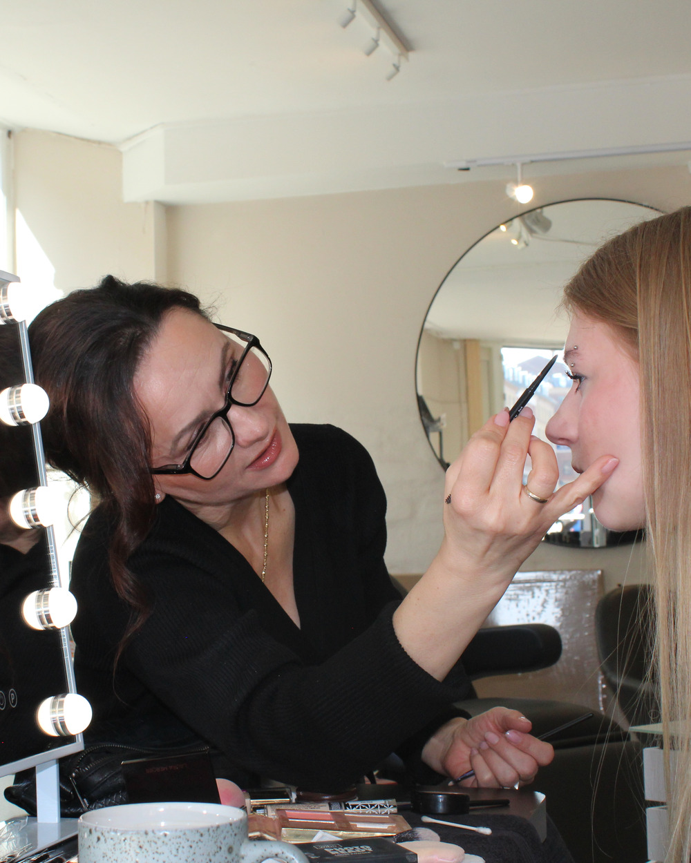 Brynteknik på personligt makeupkursus – 1:1 vejledning ved makeupspejlet på Frederiksberg