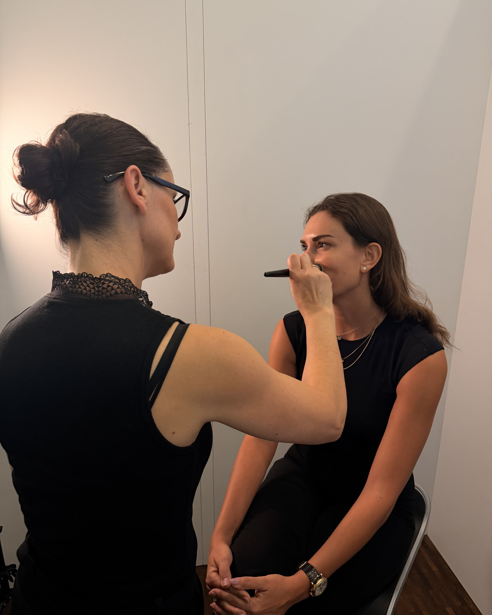 Kosmetolog lægger makeup og forklarer teknikken på makeupkursus hos IZANEL